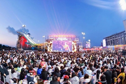 首钢园场馆外.jpg