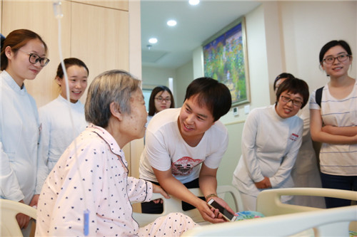 学生慰问老人.jpg