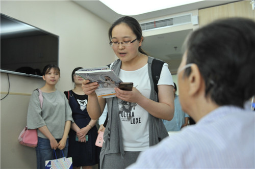 学生为老人读诗.jpg