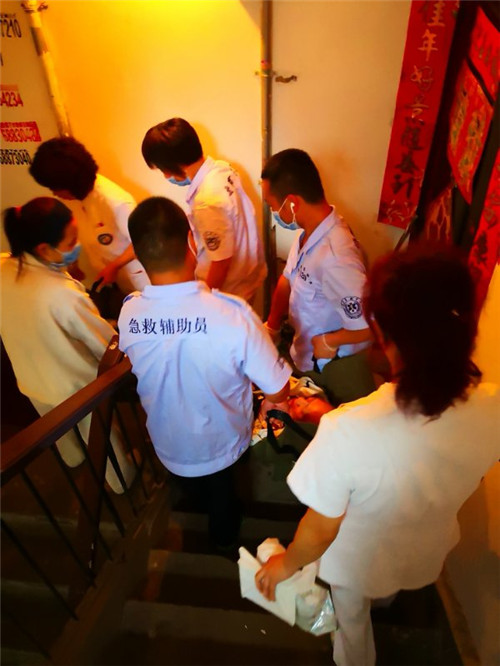 抬患者下楼.jpg