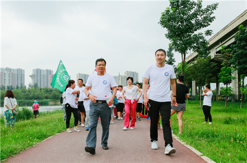 院长书记健步走_副本.jpg