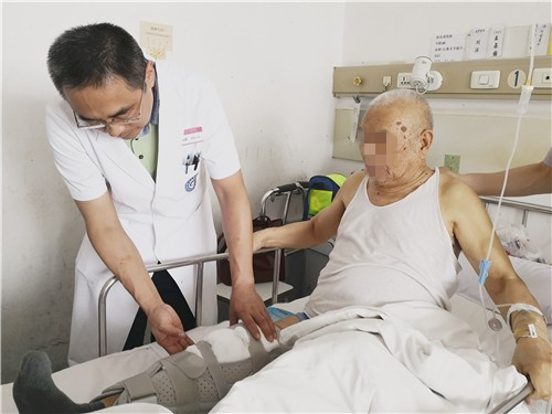 关主任检查患者术后康复情况.jpg