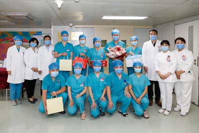 走访慰问送真情——北京大学首钢医院领导看望慰问一线护理职工.jpg 走访慰问送真情——北京大学首钢医院领导看望慰问一线护理职工.jpg