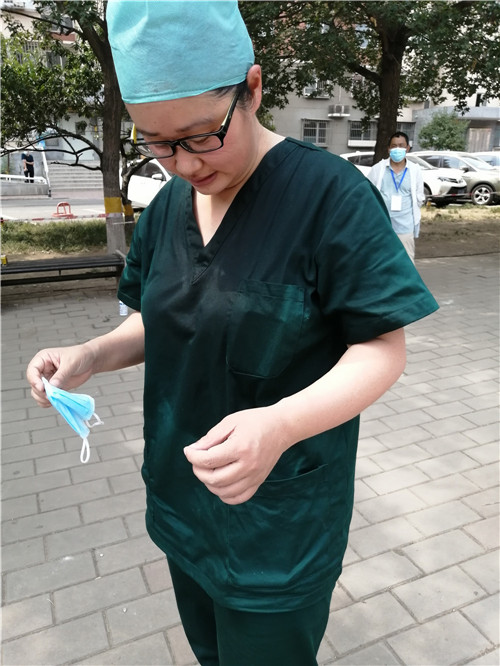 老山潘婷婷脱下防护服后_副本.jpg