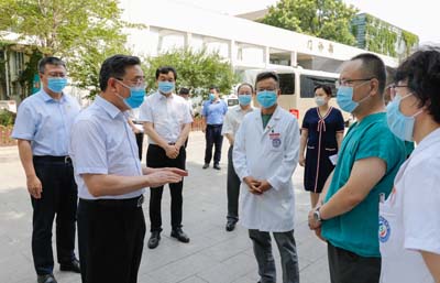 石景山区区委书记常卫一行到北京大学首钢医院看望四川省援京核酸检测医疗队.jpg