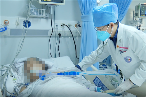 向平超书记在呼吸重症监护室1.png