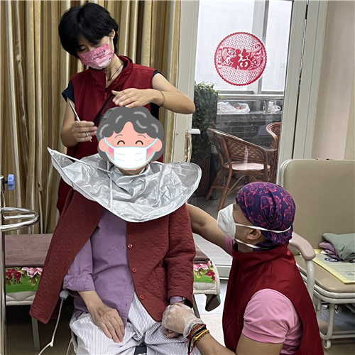 安宁志愿者剪头发.jpg 安宁志愿者剪头发.jpg