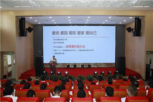 顾晋讲座带观众.jpg