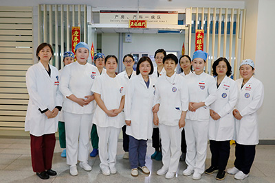 3-参与抢救的儿科、乳腺科医护人员和产科医护合影.jpg
