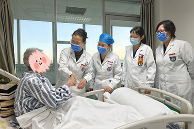 4-88岁抗美援朝老兵家属致谢白衣天使.jpg