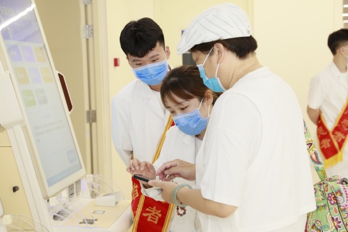 志愿者指导患者使用自助机_1.JPG