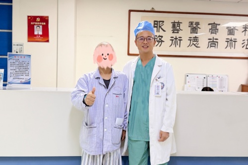 王刚和患者合影 (1).jpg 王刚和患者合影 (1).jpg