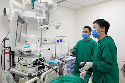 2-金晓维主任和欧阳皓医生进行内镜检查.jpg 2-金晓维主任和欧阳皓医生进行内镜检查.jpg