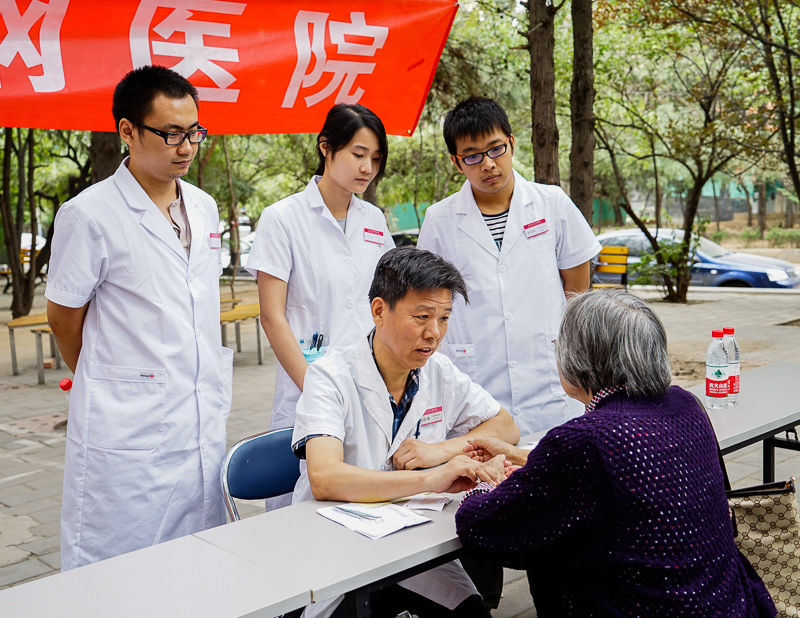 康复医学科主任赵臣来带领科内青年…